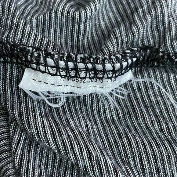 Guess Sandrine Off Shoulder Black and White Striped Ruffled Keyhole Blouse Sz S - Picture 10 of 13